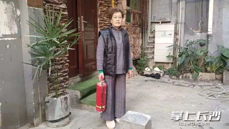 81歲奶奶教科書式滅火超硬核！