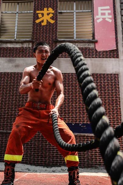 消防硬漢來了！練就最好的自己，才能更好守護你！