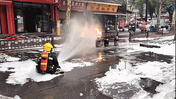 3次轟燃！消防員火場拎出14個“定時炸彈”