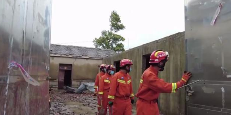 龍卷風(fēng)突襲！房屋受損、電動(dòng)車被吹飛