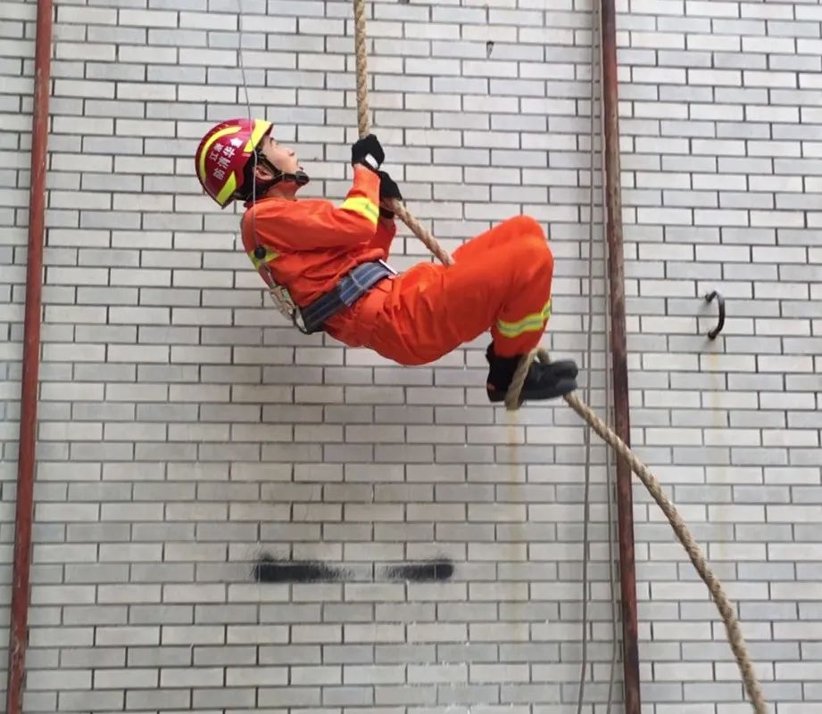 快看！消防員PK“蜘蛛俠”！
