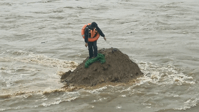 突發(fā)山洪，5人被困河水中央