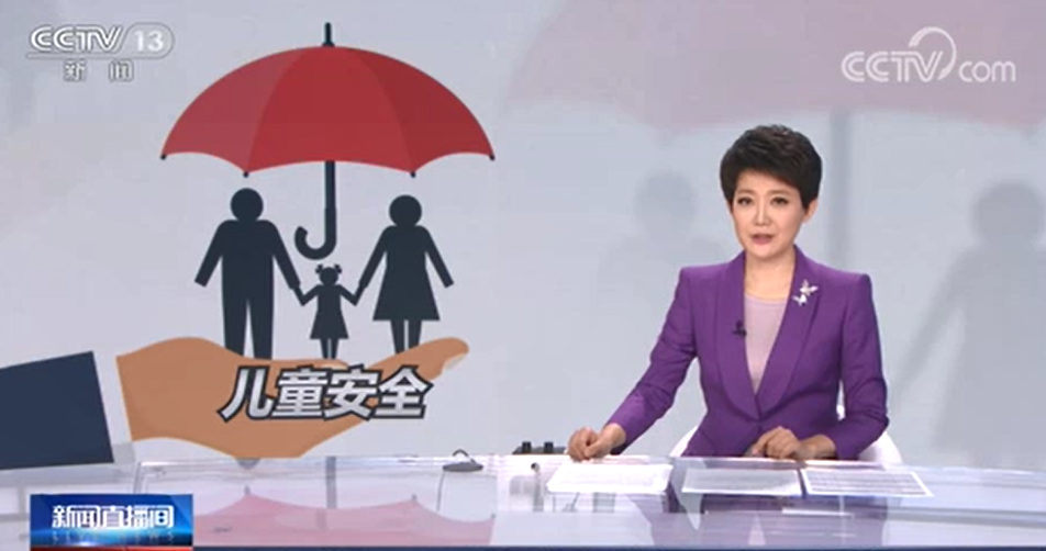 [新聞直播間]小孩腳卡自行車輪 眾人合力救援