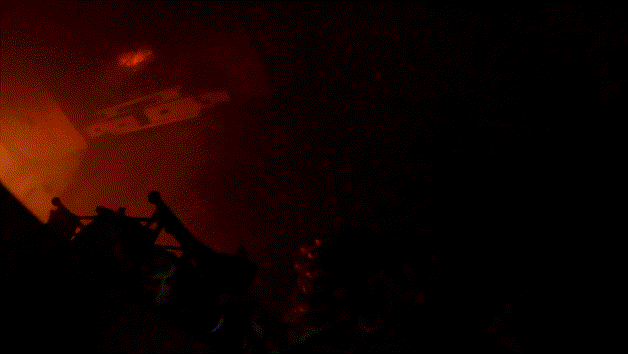 熊孩子玩火燒了自家客廳……