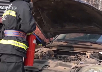 車上常備配備滅火器材 及時(shí)處置初期火災(zāi)