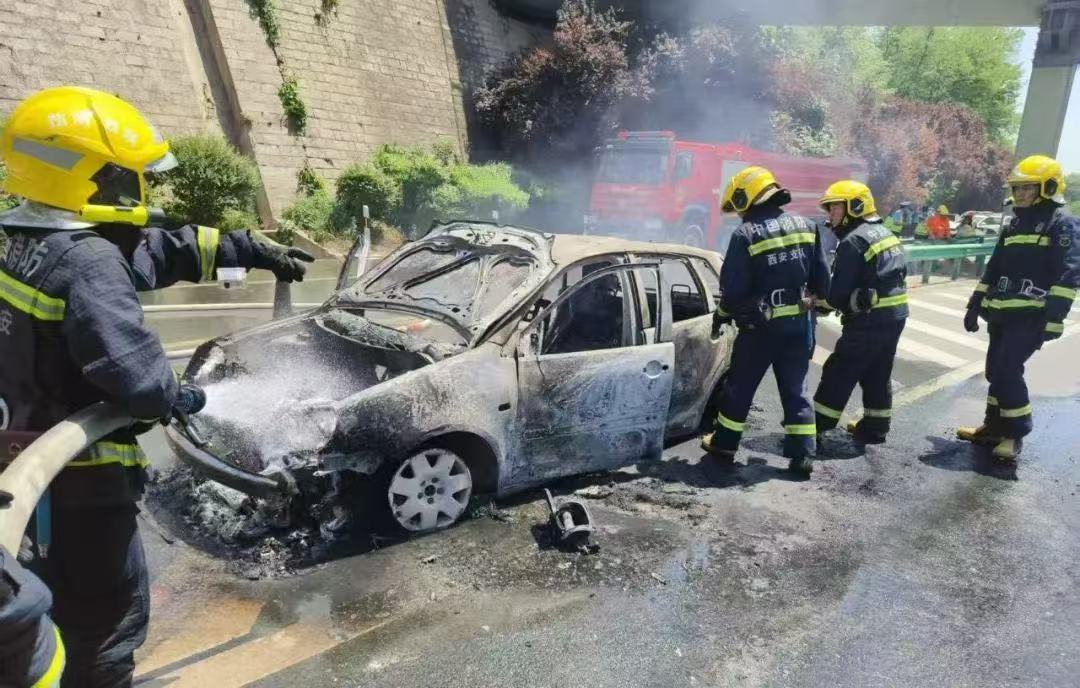 汽車(chē)行駛途中突然起火怎么辦？