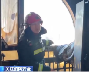 家中起火濃煙封路 小伙教科書式自救