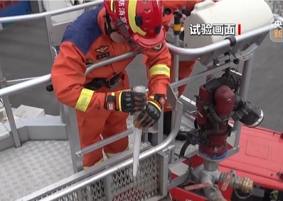 消防試驗：高空墜冰破壞力大 行人需警惕