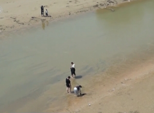 看似平靜的河流暗藏泥沙漩渦等危險(xiǎn) 夏季玩水千萬(wàn)要警惕→