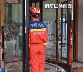 旋轉(zhuǎn)門5厘米縫隙成兒童陷阱 消防員實(shí)測自動感應(yīng)盲區(qū)