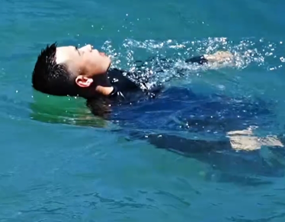 平靜水域落水如何自救？