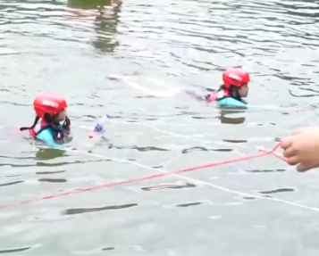 不慎落水 咋救別人 咋救自己？