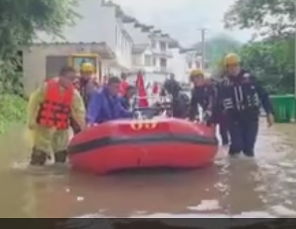 【共同關(guān)注】安徽黃山村道被洪水阻斷 消防迅速轉(zhuǎn)移群眾