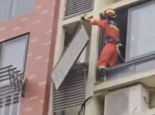 【新華社】強(qiáng)臺風(fēng)“貝碧嘉”來襲 上海消防應(yīng)急救援進(jìn)行中