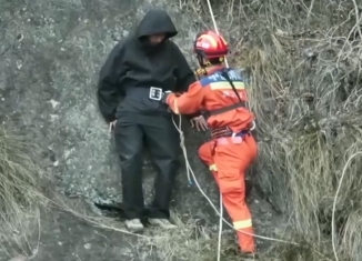 【新聞直播間】浙江衢州 男子被困崖壁 消防員緊急營(yíng)救