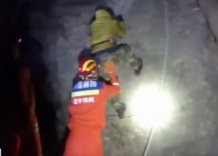 【新聞直播間】遼寧 男子進(jìn)入荒山被困 消防利用繩索順利解救