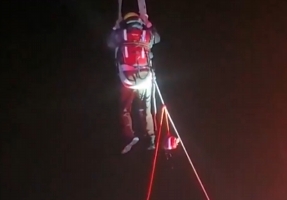 【新聞直播間】江蘇連云港 開車走神落入河中 消防吊臂來救援