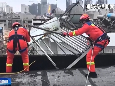 【新聞直播間】強(qiáng)風(fēng)天氣事故頻發(fā) 消防緊急排險