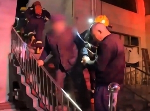 【新聞直播間】貴州龍里 民房起火七旬老人被困 消防緊急救援