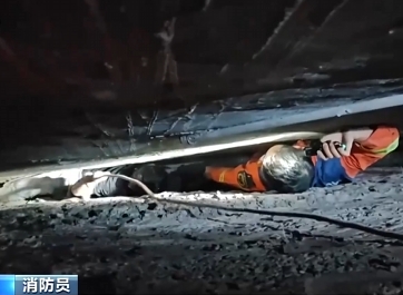 【新聞直播間】貴州興義 男孩被卡兩屋間 消防員夾縫中救援
