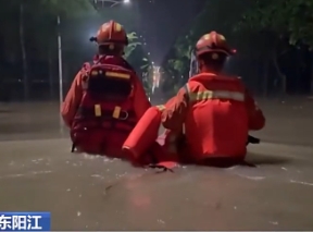 【24小時(shí)】廣東突降暴雨致積水嚴(yán)重 消防緊急轉(zhuǎn)運(yùn)3名被困人員