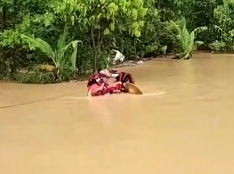 【共同關(guān)注】廣東突降暴雨老人被困 消防緊急救援