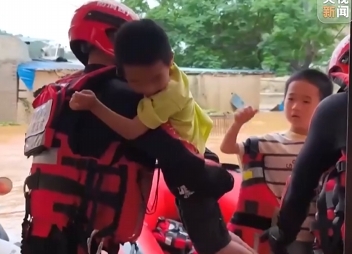 【新聞直播間】廣西陸川暴雨內(nèi)澇 消防緊急營救被困人員