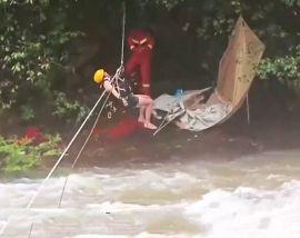 【新聞直播間】浙江寧波游客河邊露營被困 消防搭滑索救援