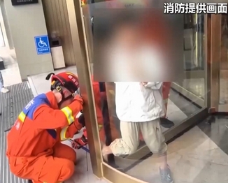 【新聞直播間】兒童旋轉(zhuǎn)門內(nèi)玩耍頻被卡 消防緊急救援