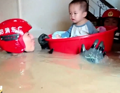 【新聞直播間】廣東暴雨致多地積水 消防及時(shí)轉(zhuǎn)移群眾