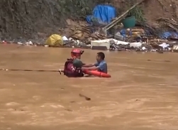 【朝聞天下】廣西天峨木材廠被淹 消防緊急轉(zhuǎn)移被困工人