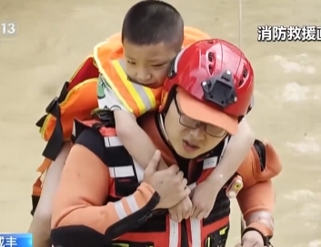 【新聞直播間】湖北咸豐強(qiáng)降雨致險(xiǎn)情頻發(fā) 消防緊急救援