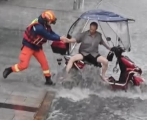 【央視新聞】“車也給你拽回來”消防員激流中拼力救人也救車