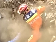 【朝聞天下】黑龍江雙鴨山：救援遇到二次坍塌 消防員用身體當護盾