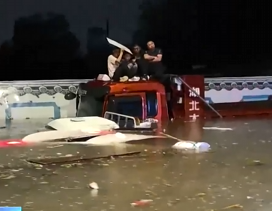 【新聞直播間】鄂爾多斯強(qiáng)降雨致道路積水5人被困 消防緊急救援