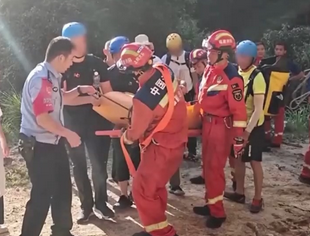 【共同關注】90°峭壁上的生命接力！公安消防成功營救福建龍巖一墜崖登山者