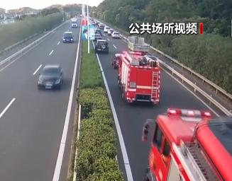 【新聞直播間】假期路上的“最美45度” 浙江寧波近百輛車為消防車讓出生命通道