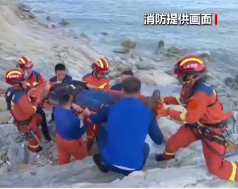 【新聞直播間】山東煙臺(tái)：滑翔傘愛(ài)好者墜落海崖 消防緊急營(yíng)救