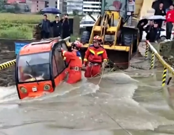 【新聞直播間】橋面漲水老人被困 消防緊急救援