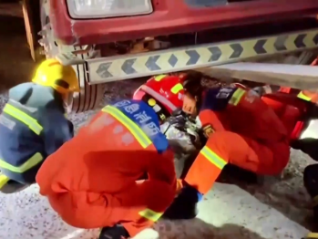 【新聞直播間】人車(chē)卷入半掛車(chē)底 危急時(shí)刻叉車(chē)師傅協(xié)助成功救援