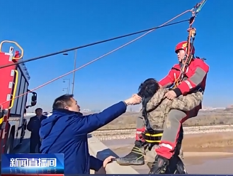 【新聞直播間】男子被困黃河淺灘 消防索降救援