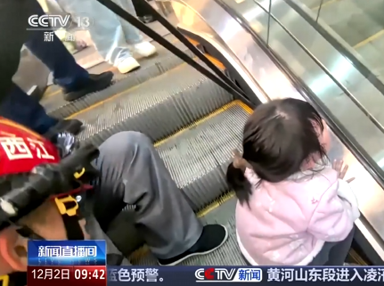 【新聞直播間】女童乘扶梯左手被卡 消防5分鐘成功救援