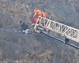【新聞直播間】男子撿野菜被困峭壁 消防云梯助營救
