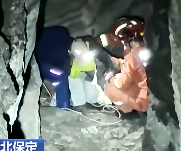 【24小時(shí)】探險(xiǎn)者野山洞穴受傷 消防員緊急救援