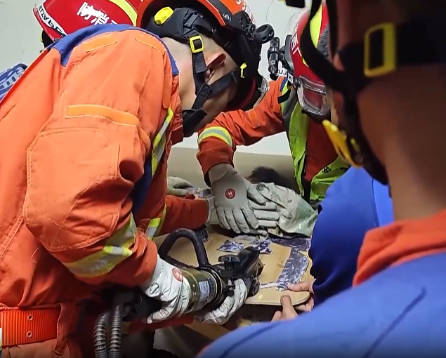 【新聞直播間】男童頭部被卡按摩床孔洞 消防緊急處置