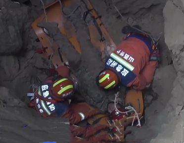 【新聞直播間】情況危急！男子掉入深坑 消防緊急救援