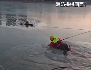 【新聞直播間】冰面破裂老人落水 消防砸冰救人