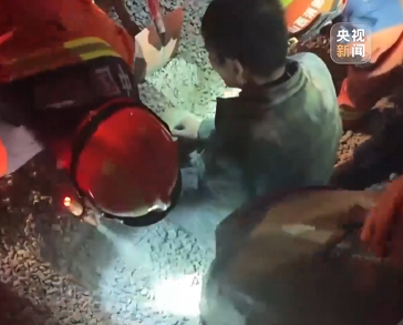 【新聞直播間】貨車卸料釀險情 消防緊急救工人