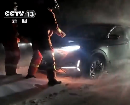 【24小時(shí)】車輛被困風(fēng)雪中 阿勒泰消防寒夜救援