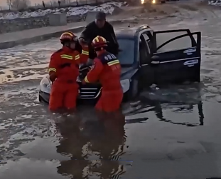 【新聞直播間】車輛“抄近道”被困冰面 消防緊急救援